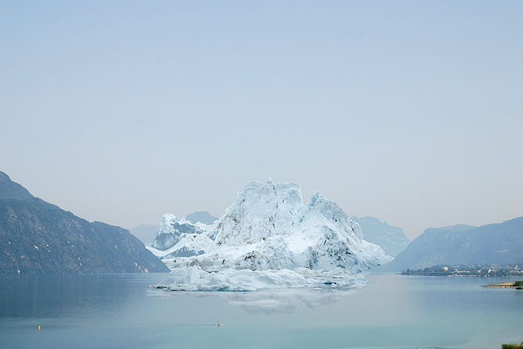 Photomontage sur la thématique du climat. Insertion d'un glacier dans le paysage de la photo prise autour du Lac du Bourget