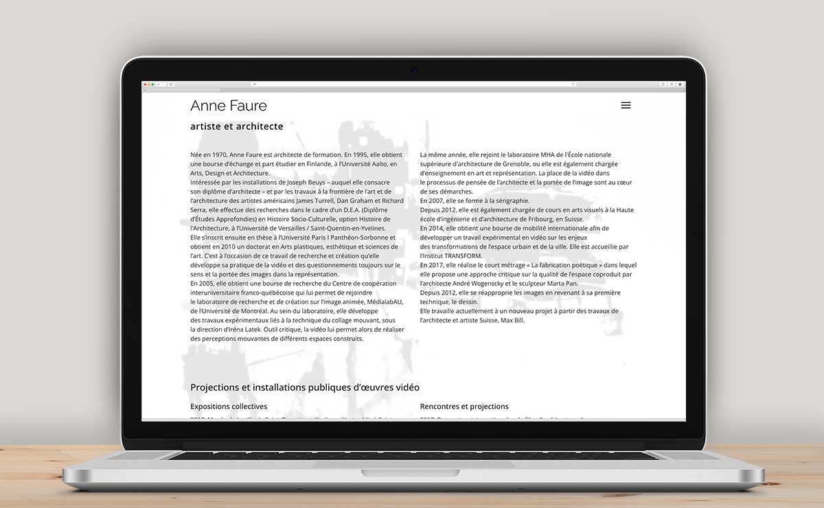 Création site Web artiste et architecte, vue d'une partie de la page biographie sur ordinateur