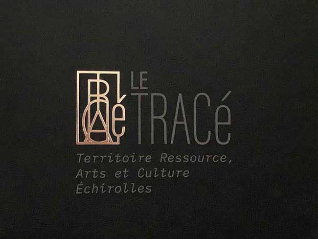 Dorure à chaud sur l'icône du logo de la plaquette institutionnelle pour Le TRACé, Territoire Ressource Arts et Culture Echirolles